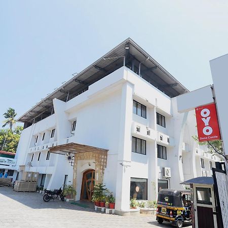 Super Townhouse Dona Castle Hotel Колам Екстериор снимка