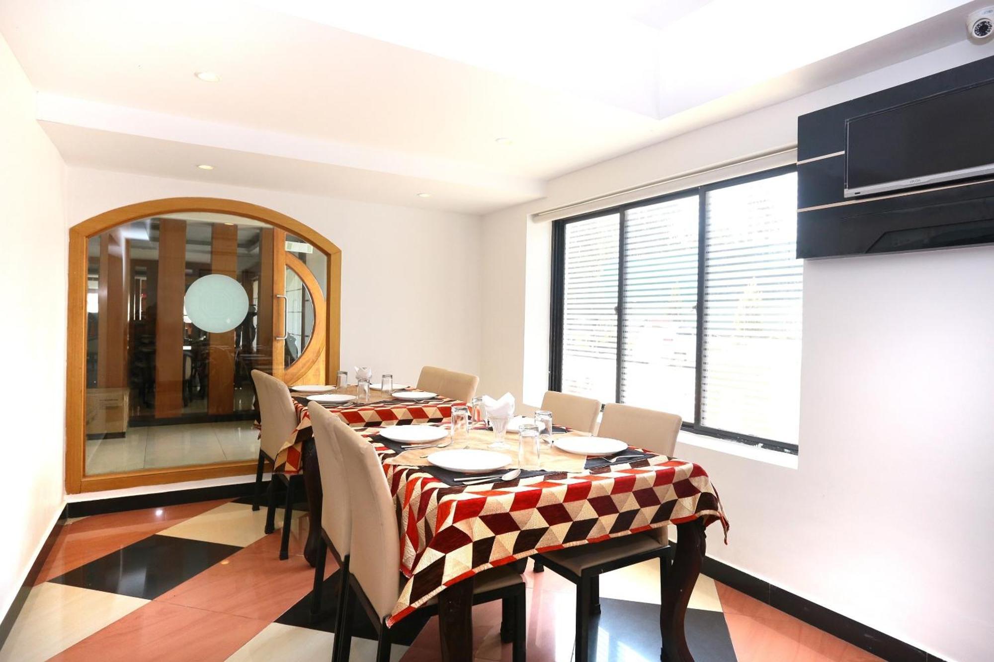 Super Townhouse Dona Castle Hotel Колам Екстериор снимка