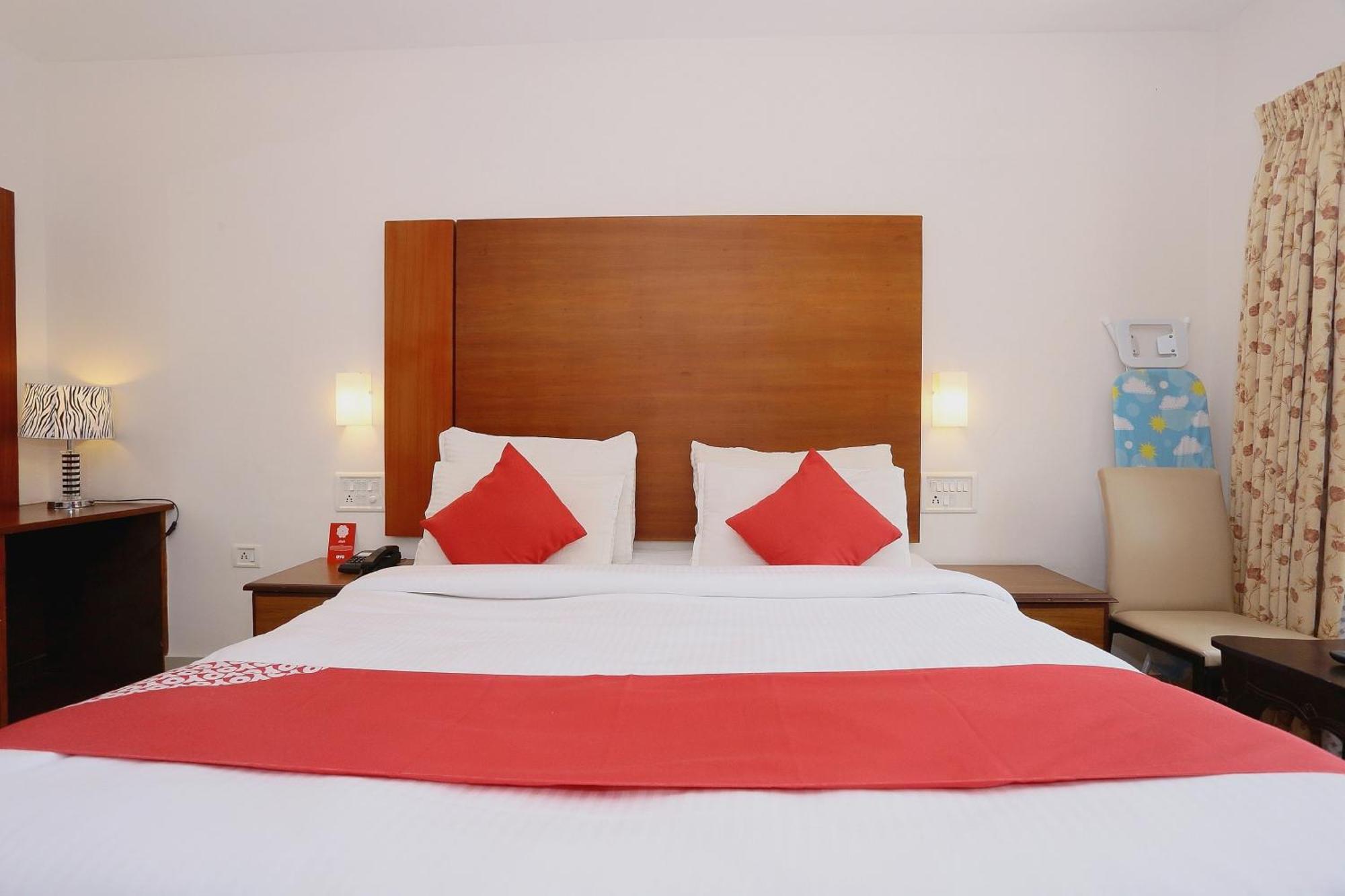 Super Townhouse Dona Castle Hotel Колам Екстериор снимка