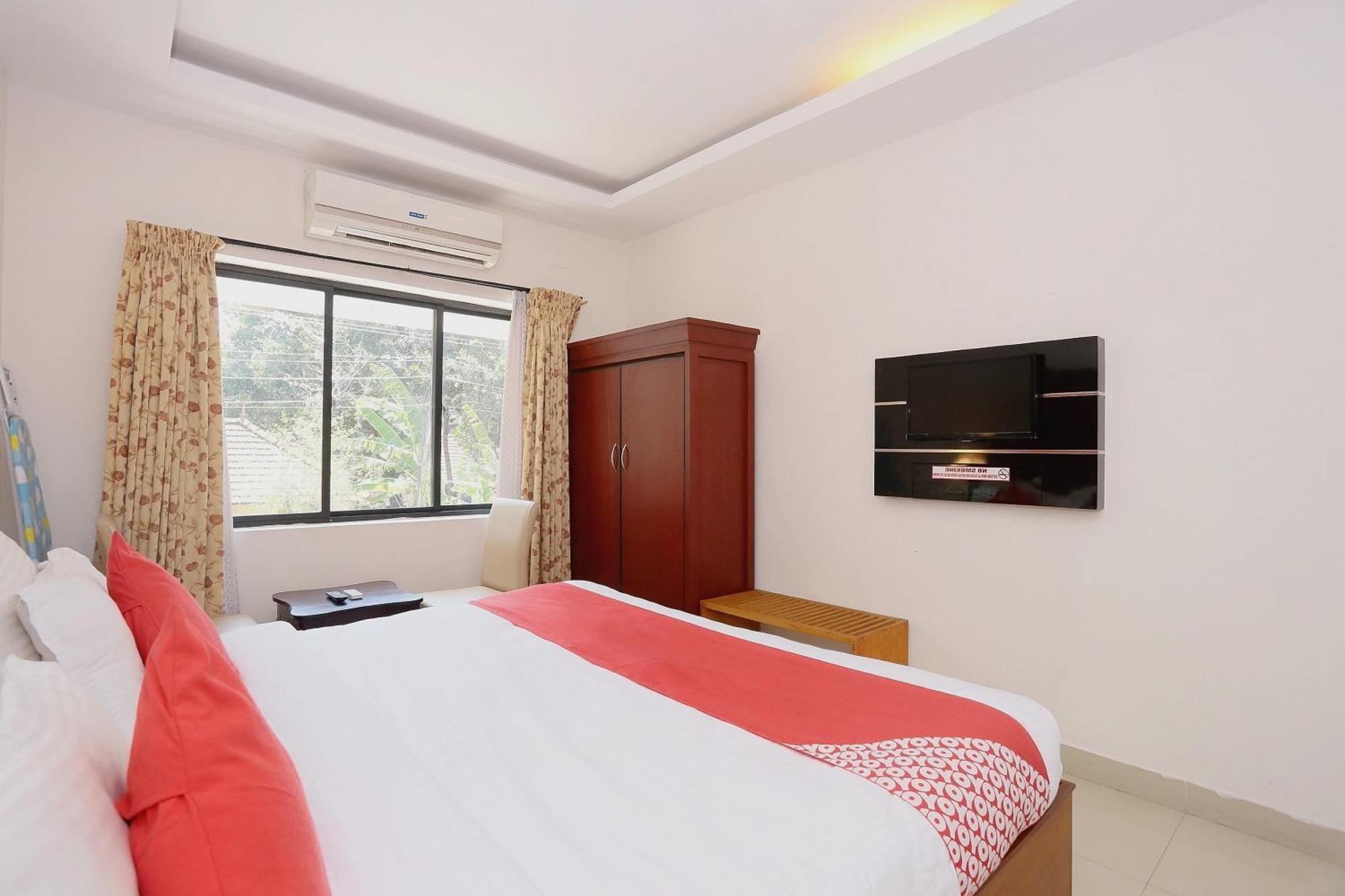 Super Townhouse Dona Castle Hotel Колам Екстериор снимка
