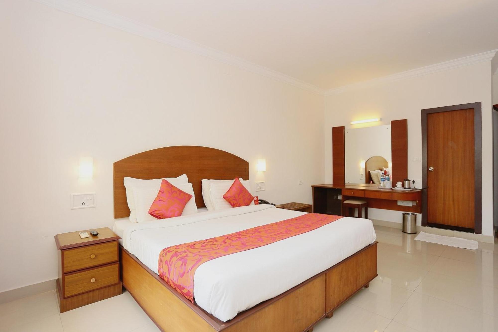 Super Townhouse Dona Castle Hotel Колам Екстериор снимка