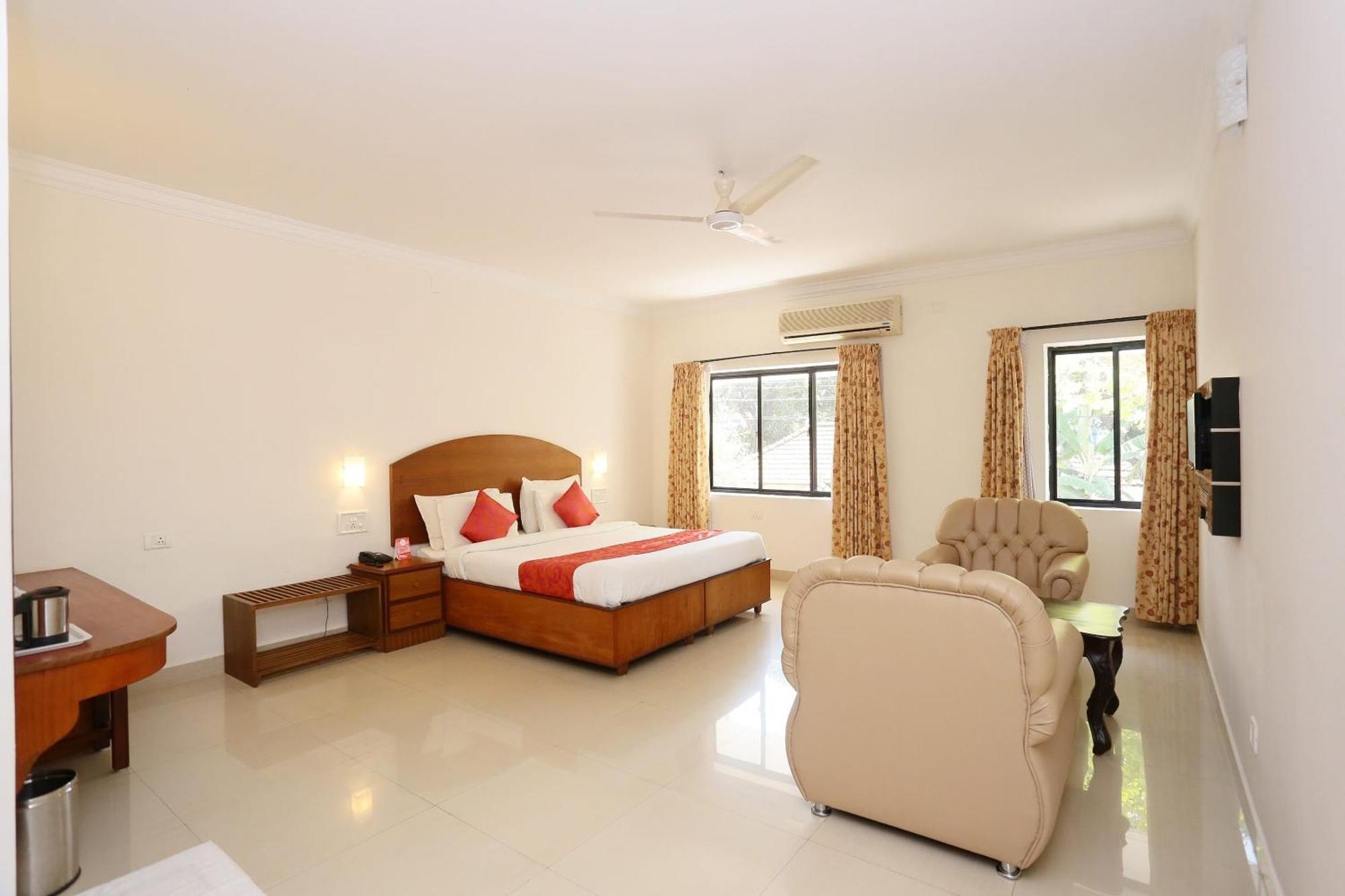 Super Townhouse Dona Castle Hotel Колам Екстериор снимка