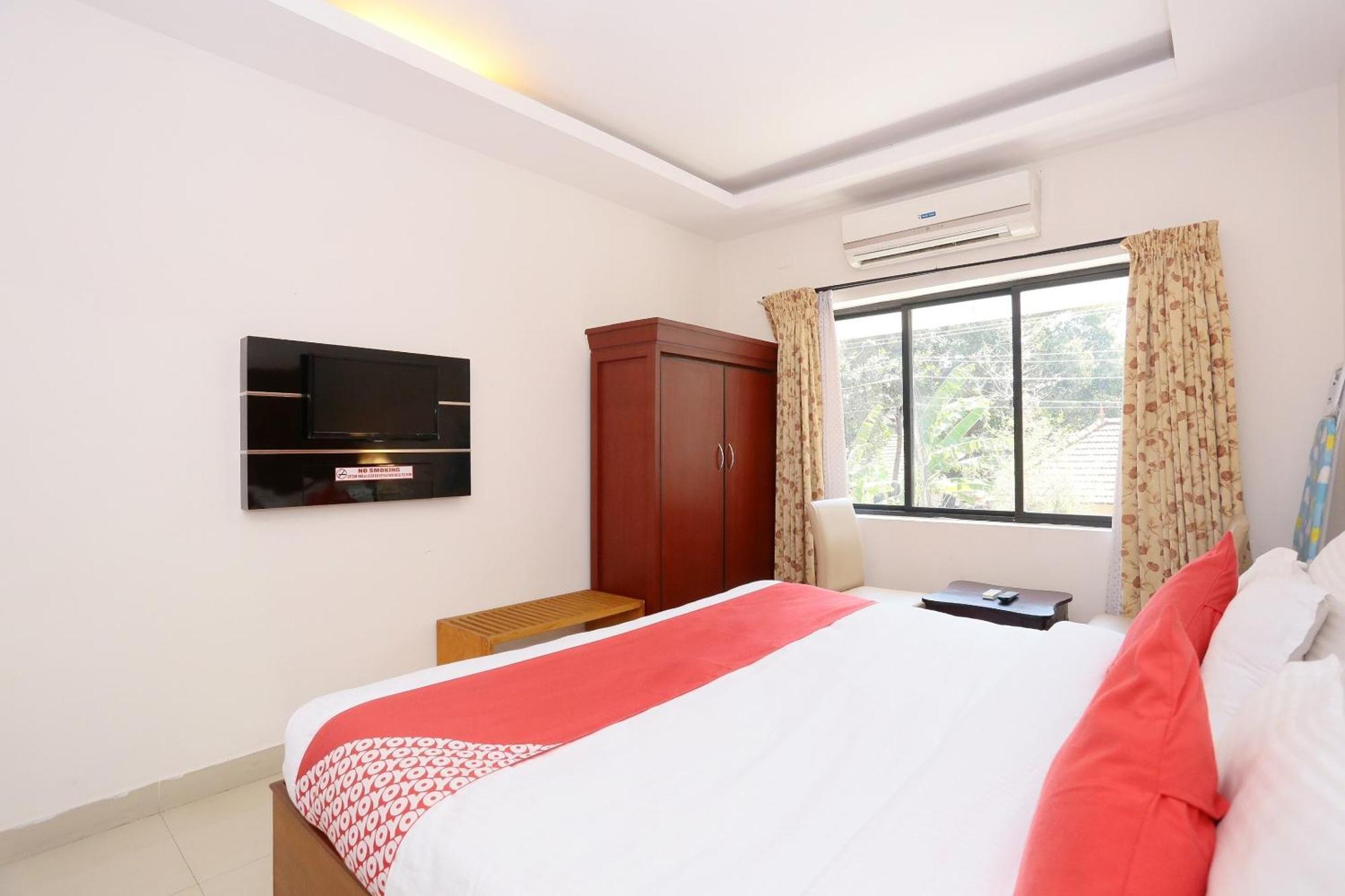Super Townhouse Dona Castle Hotel Колам Екстериор снимка