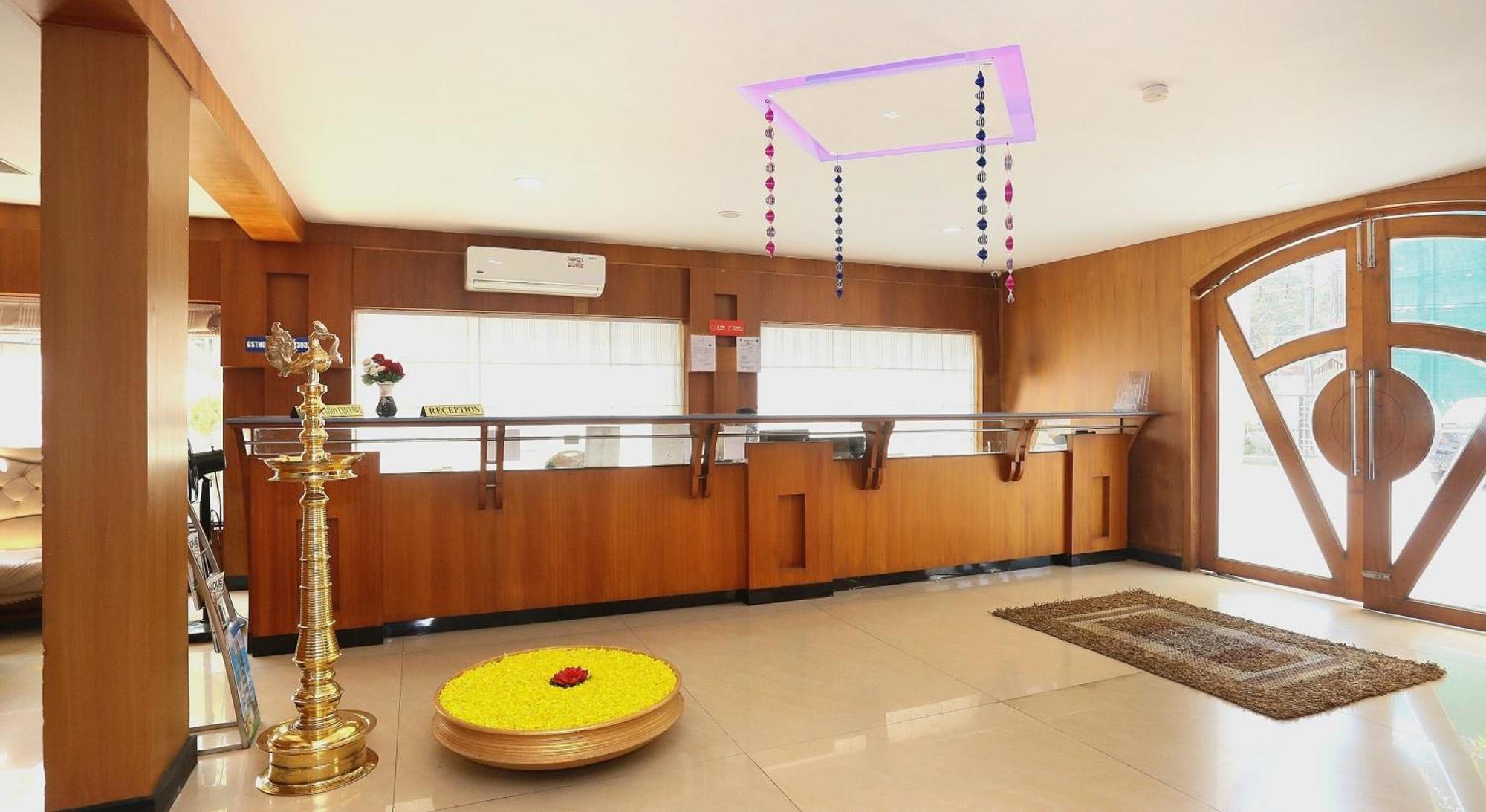 Super Townhouse Dona Castle Hotel Колам Екстериор снимка