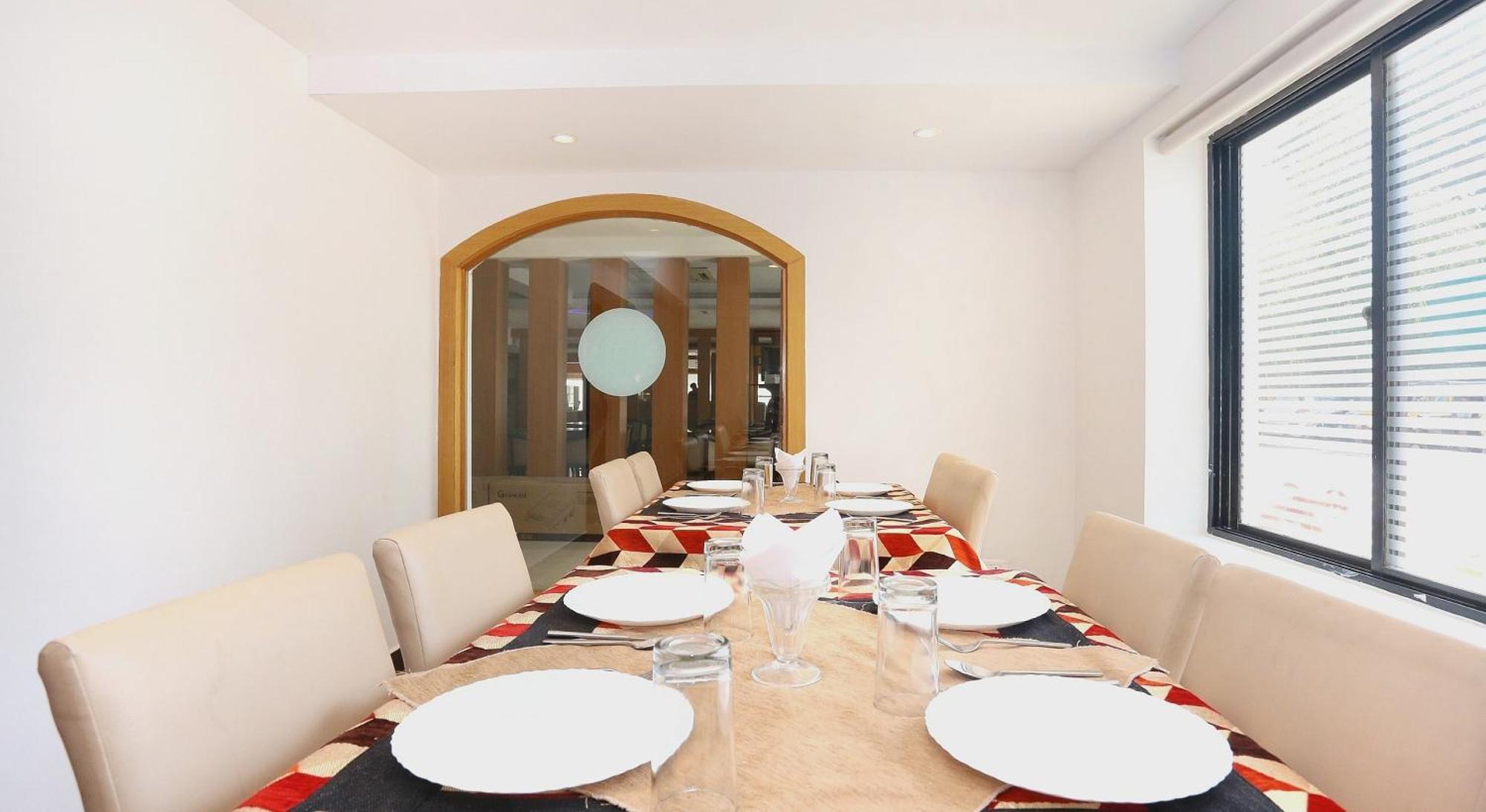 Super Townhouse Dona Castle Hotel Колам Екстериор снимка