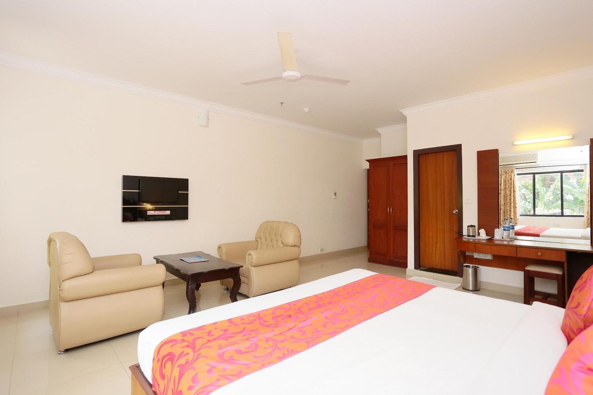 Super Townhouse Dona Castle Hotel Колам Екстериор снимка