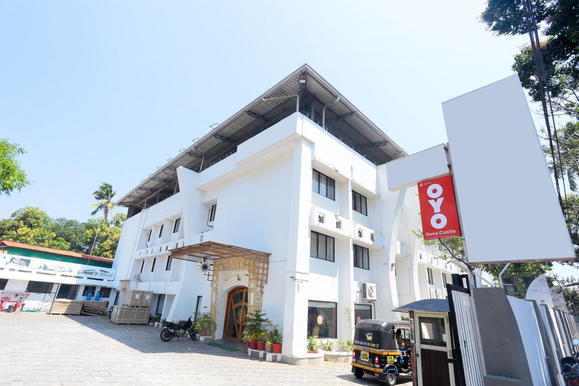 Super Townhouse Dona Castle Hotel Колам Екстериор снимка