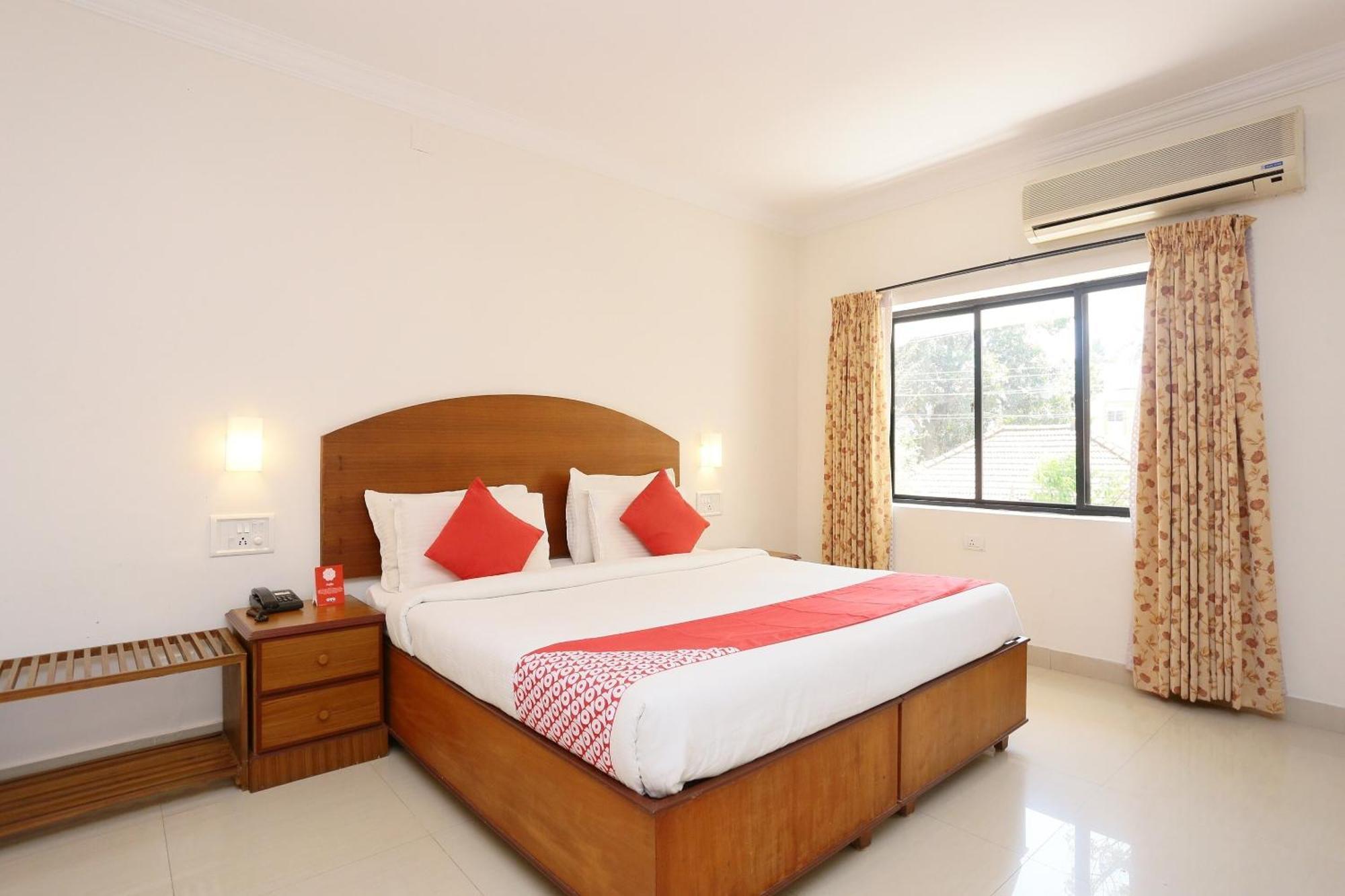 Super Townhouse Dona Castle Hotel Колам Екстериор снимка