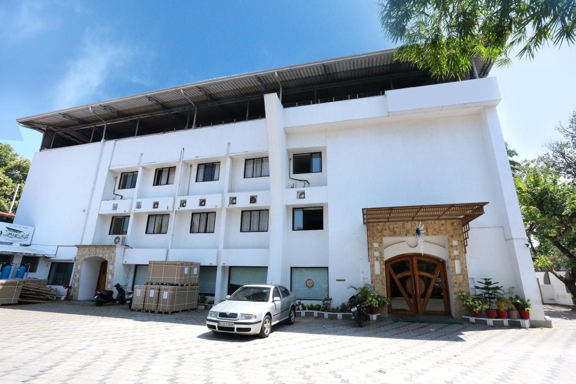 Super Townhouse Dona Castle Hotel Колам Екстериор снимка