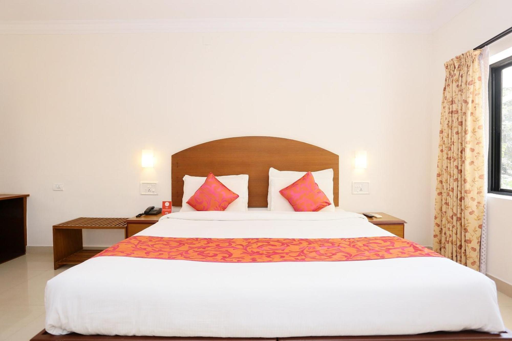 Super Townhouse Dona Castle Hotel Колам Екстериор снимка