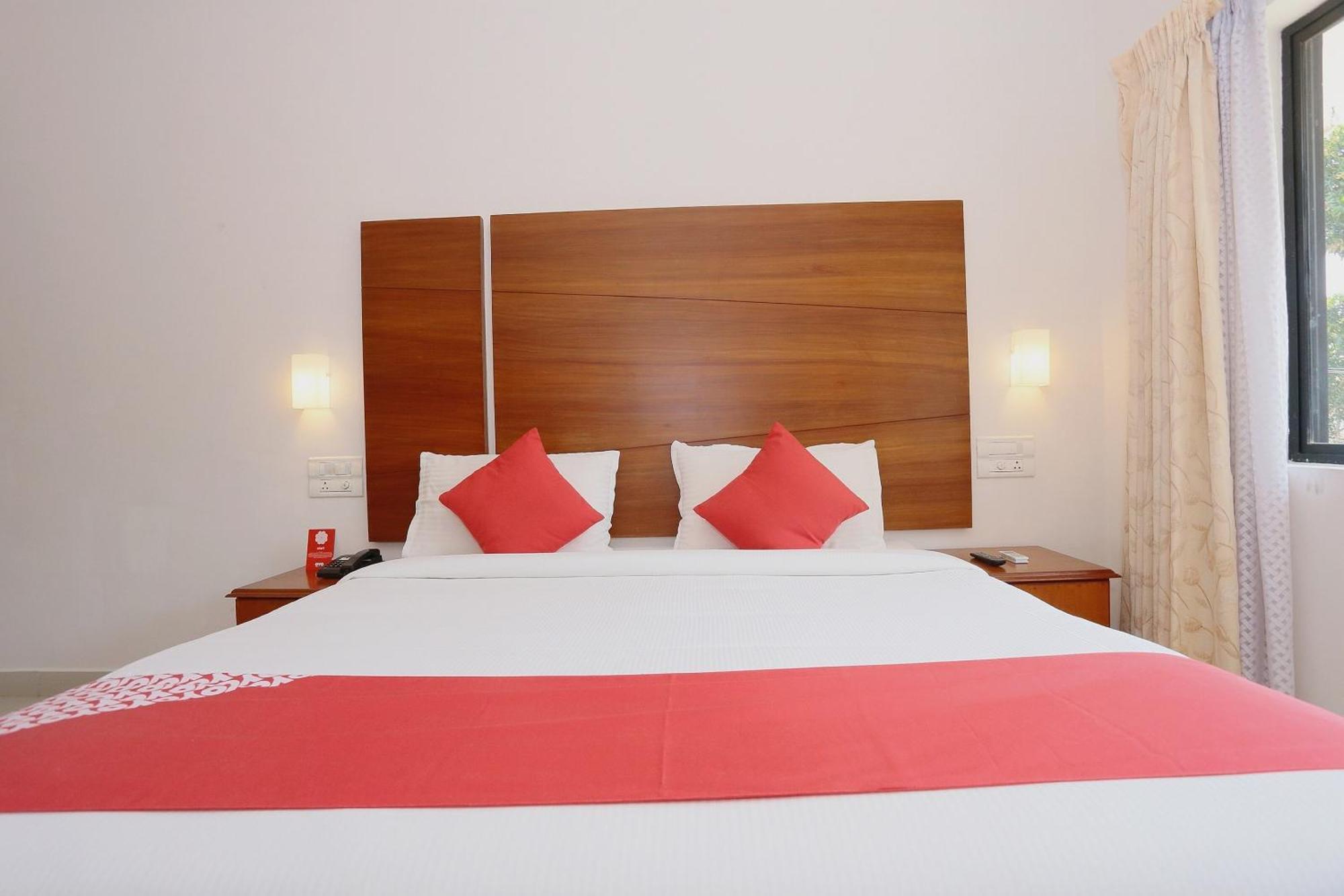 Super Townhouse Dona Castle Hotel Колам Екстериор снимка