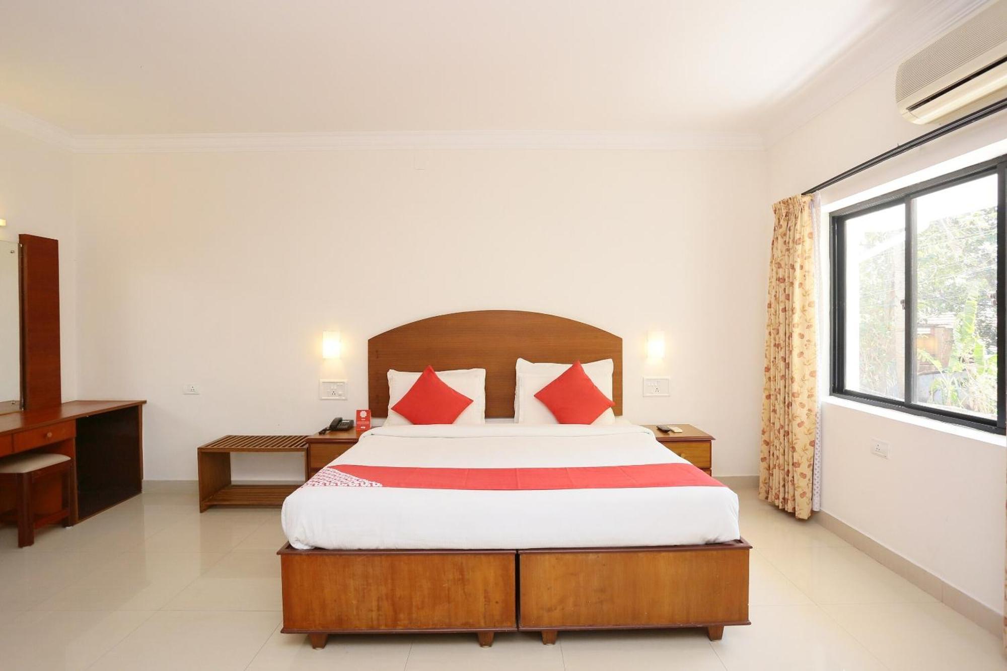 Super Townhouse Dona Castle Hotel Колам Екстериор снимка