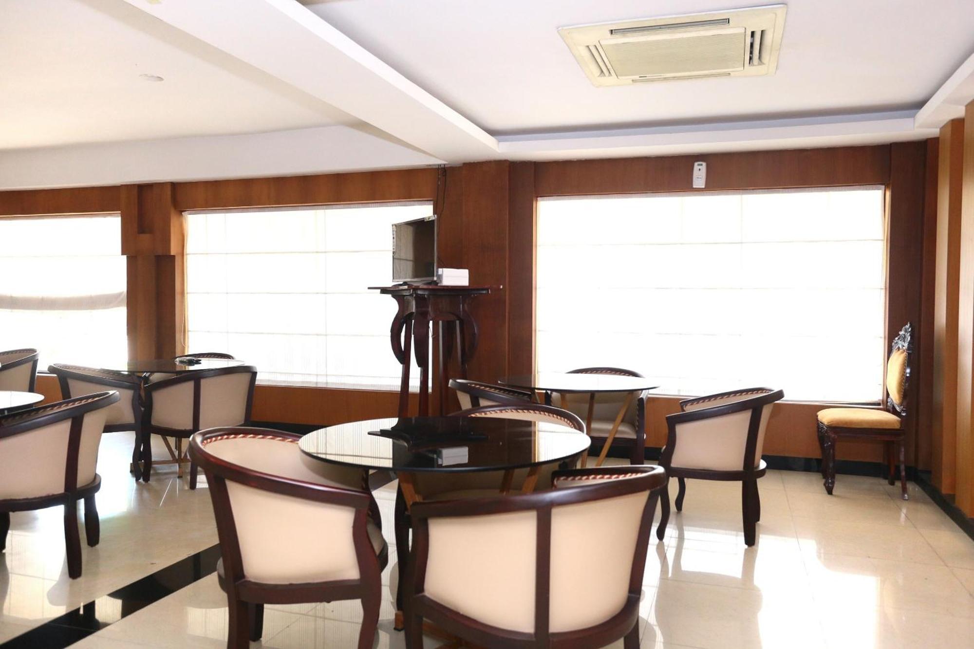 Super Townhouse Dona Castle Hotel Колам Екстериор снимка