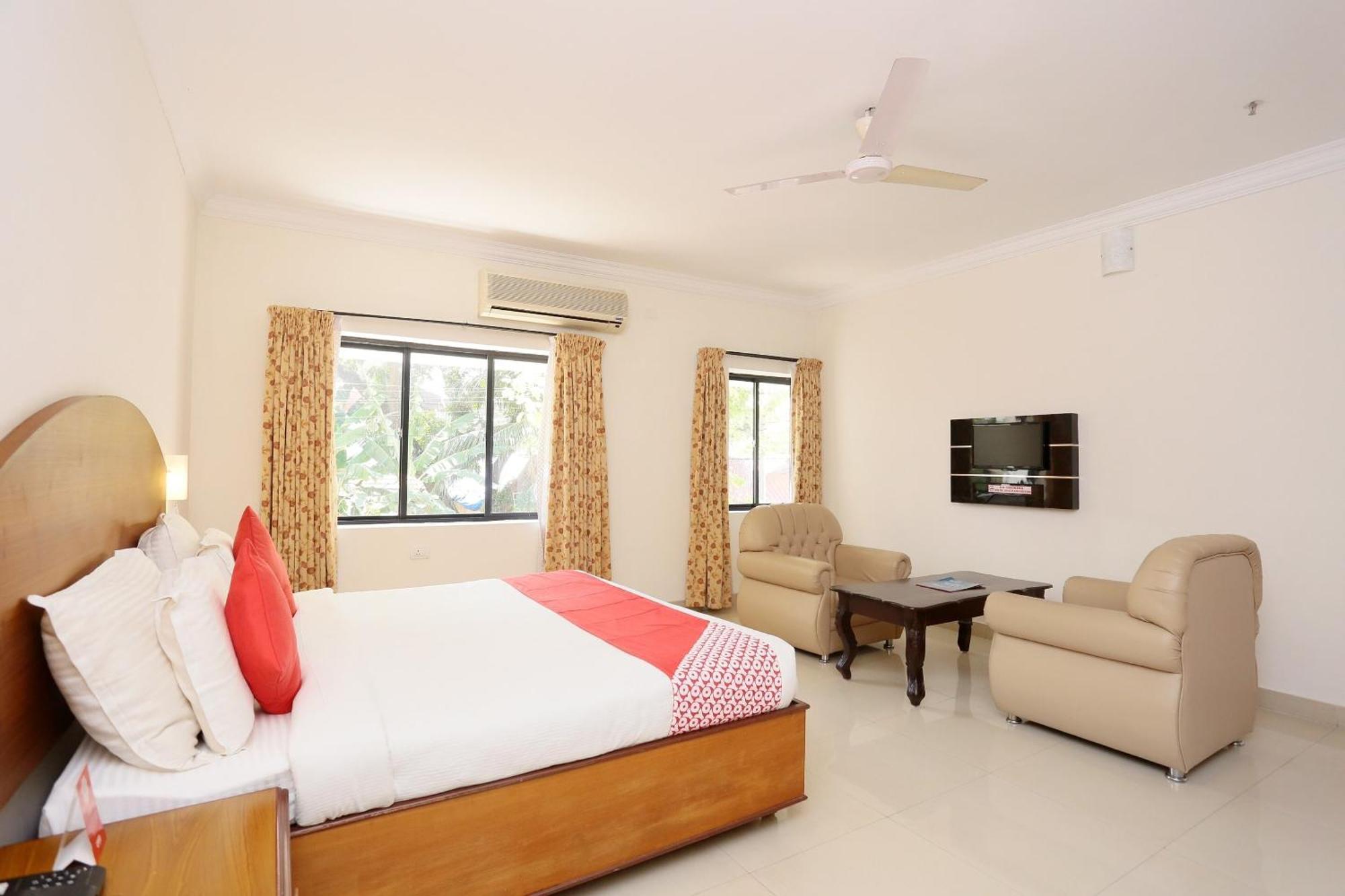 Super Townhouse Dona Castle Hotel Колам Екстериор снимка