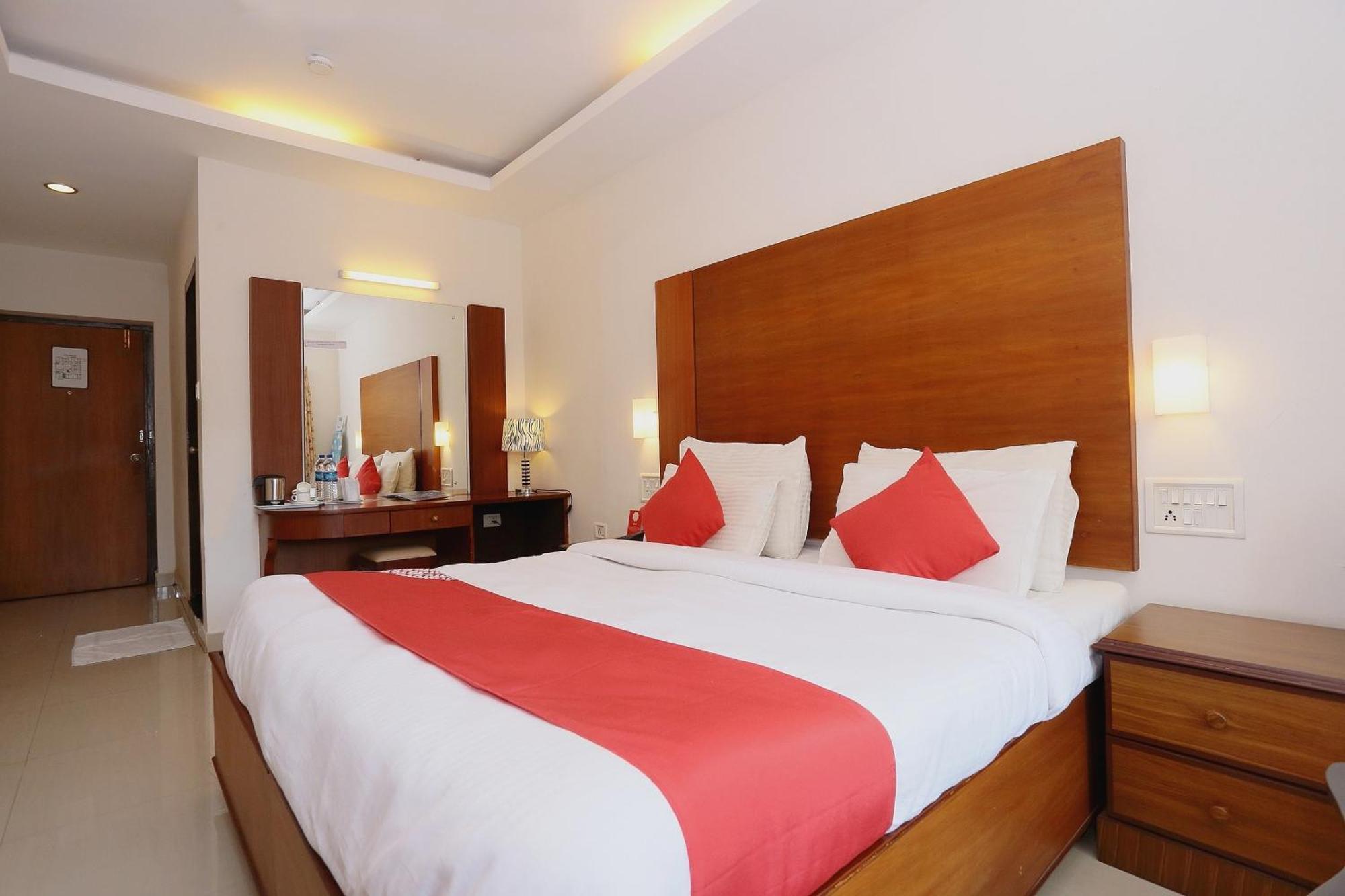 Super Townhouse Dona Castle Hotel Колам Екстериор снимка