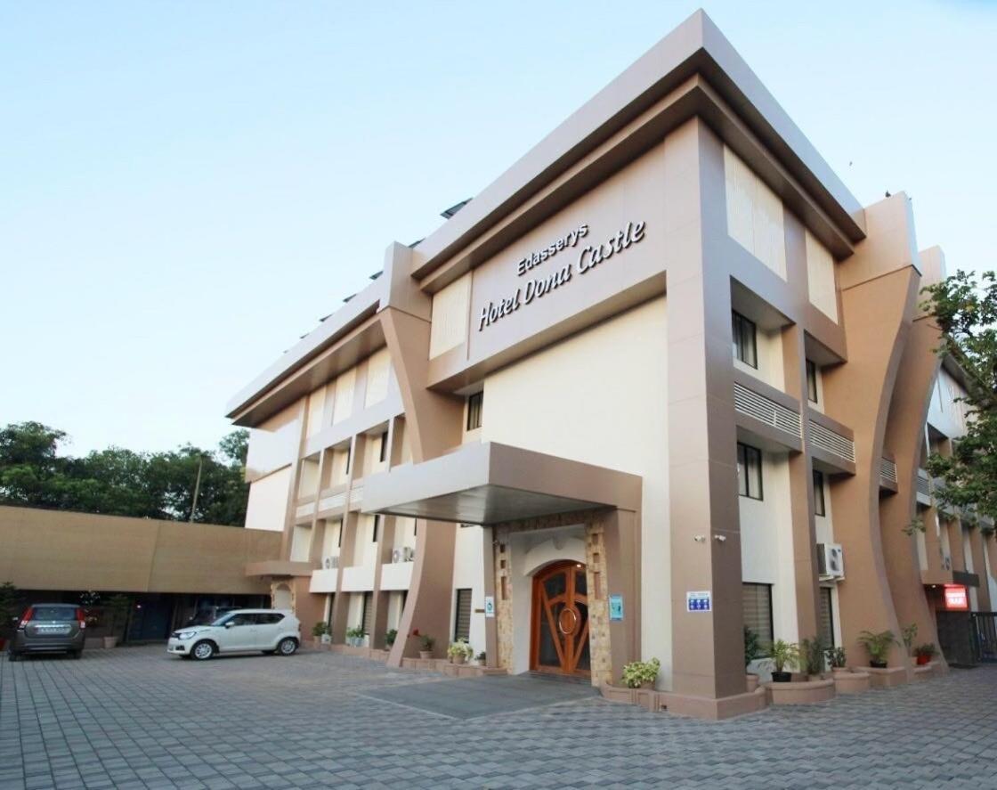 Super Townhouse Dona Castle Hotel Колам Екстериор снимка
