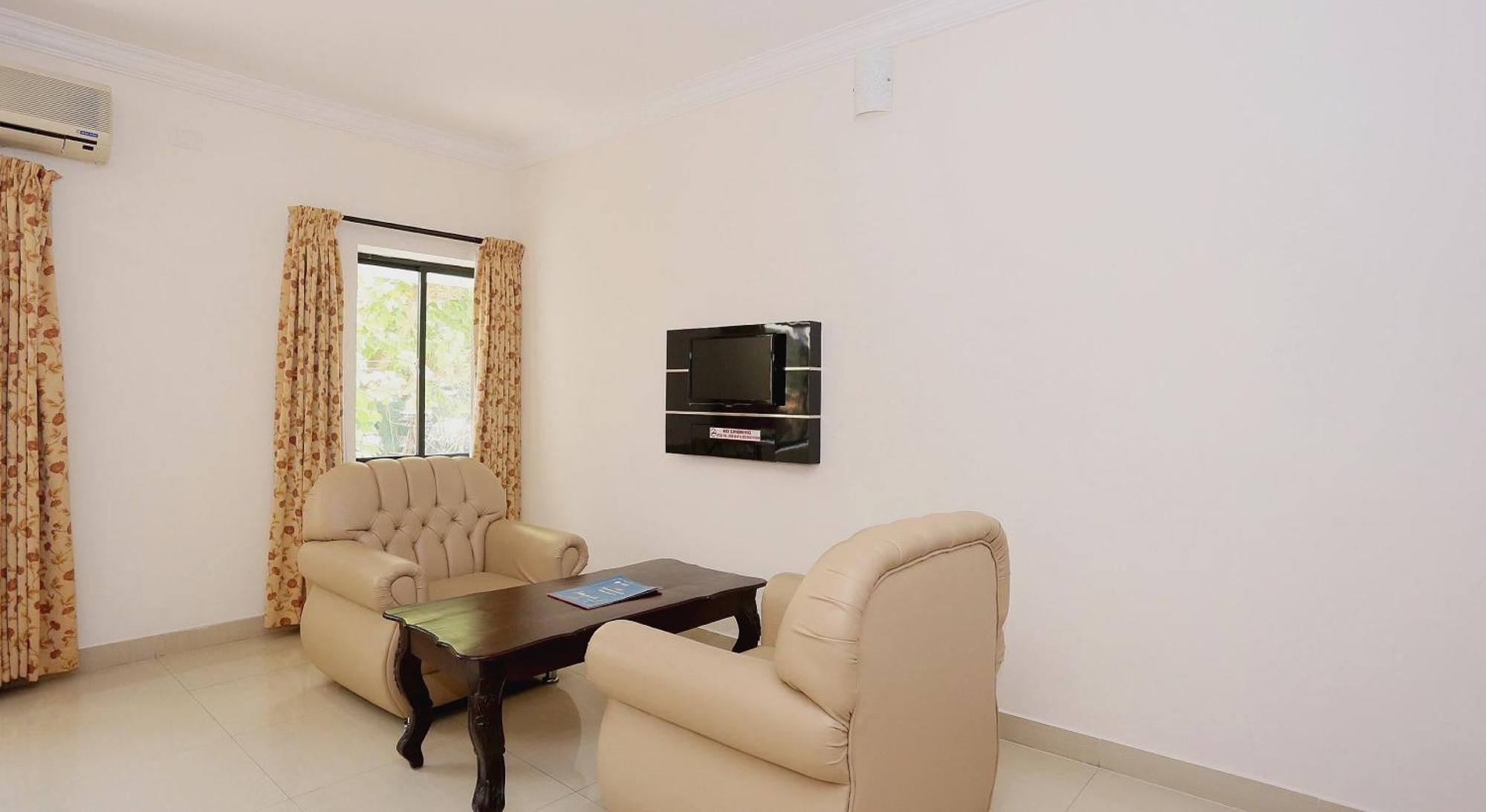 Super Townhouse Dona Castle Hotel Колам Екстериор снимка