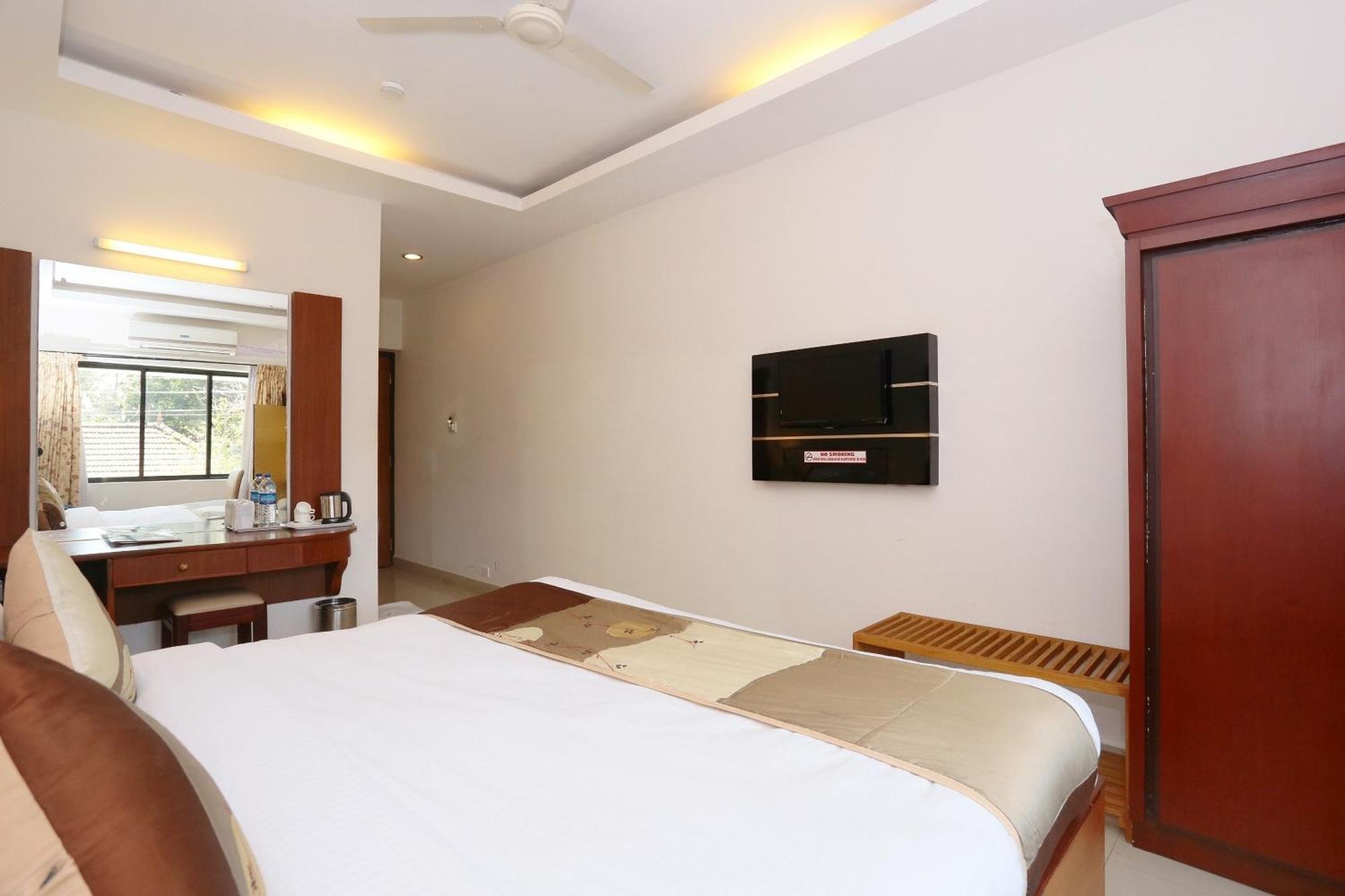 Super Townhouse Dona Castle Hotel Колам Екстериор снимка