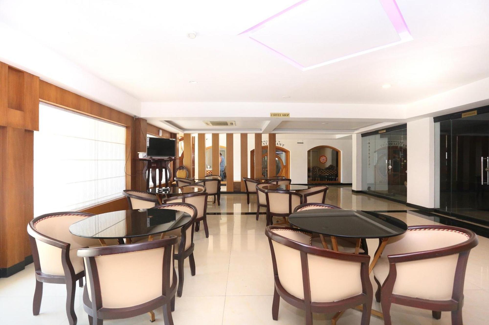 Super Townhouse Dona Castle Hotel Колам Екстериор снимка
