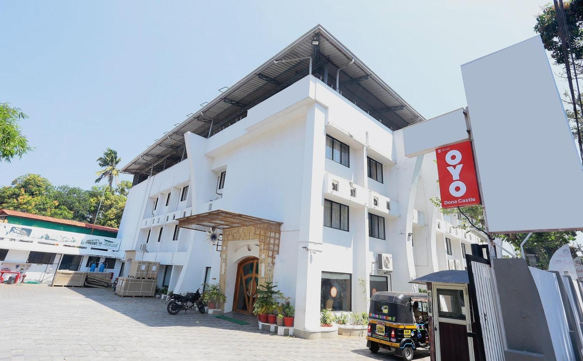 Super Townhouse Dona Castle Hotel Колам Екстериор снимка