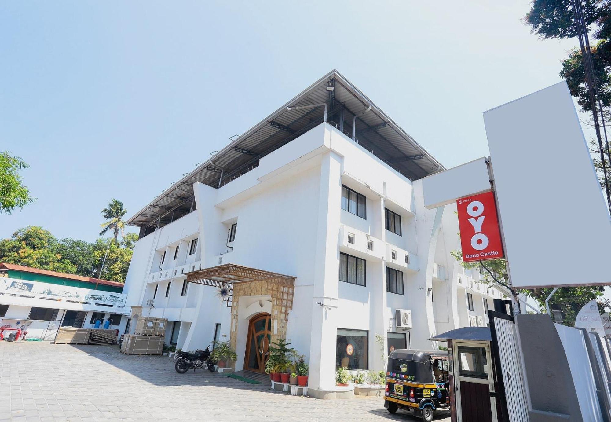 Super Townhouse Dona Castle Hotel Колам Екстериор снимка