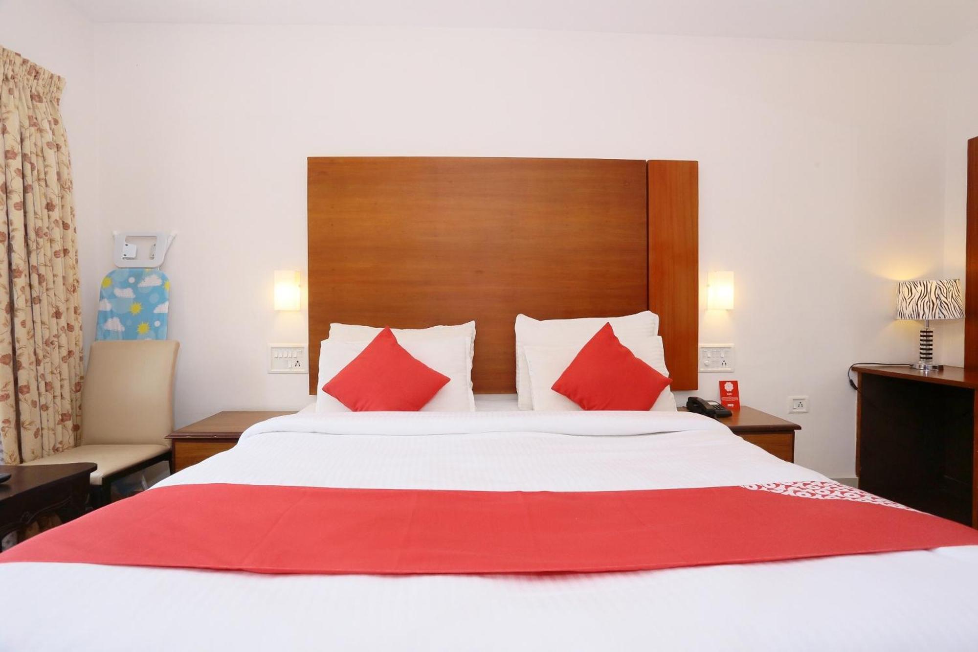 Super Townhouse Dona Castle Hotel Колам Екстериор снимка