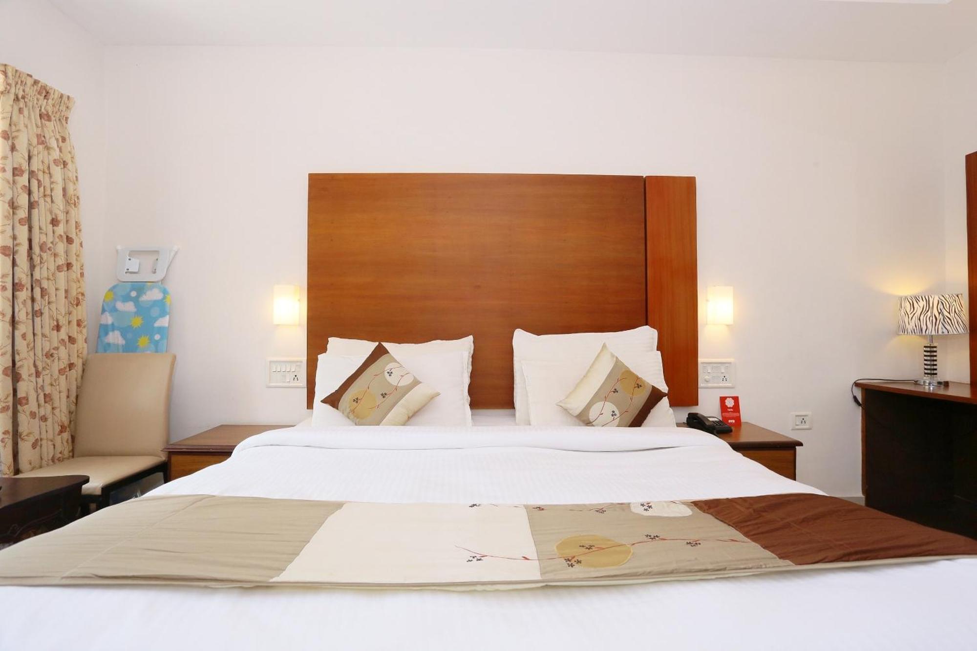 Super Townhouse Dona Castle Hotel Колам Екстериор снимка