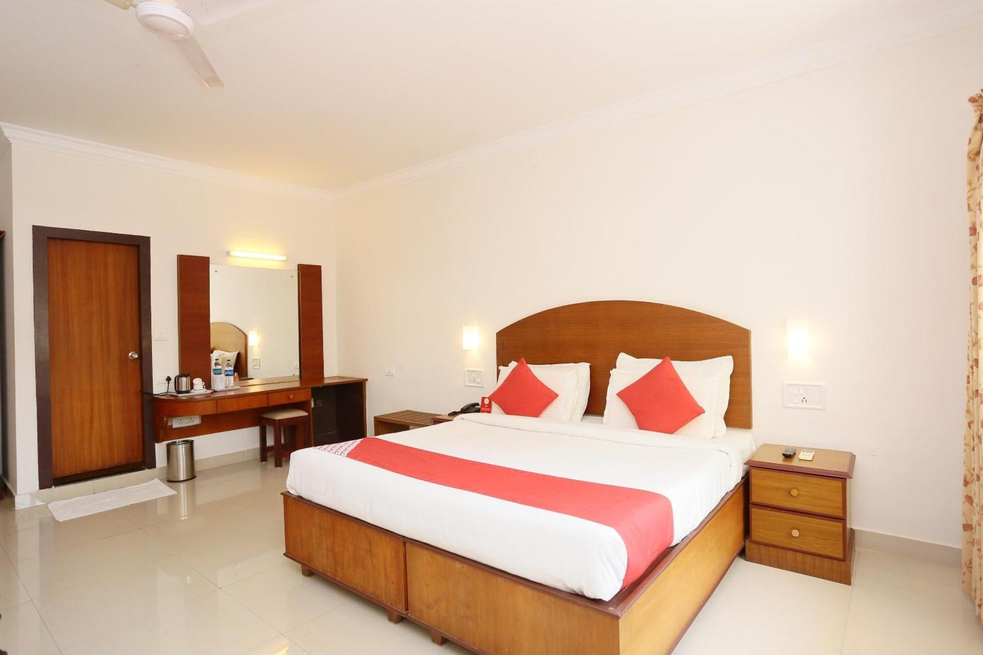 Super Townhouse Dona Castle Hotel Колам Екстериор снимка