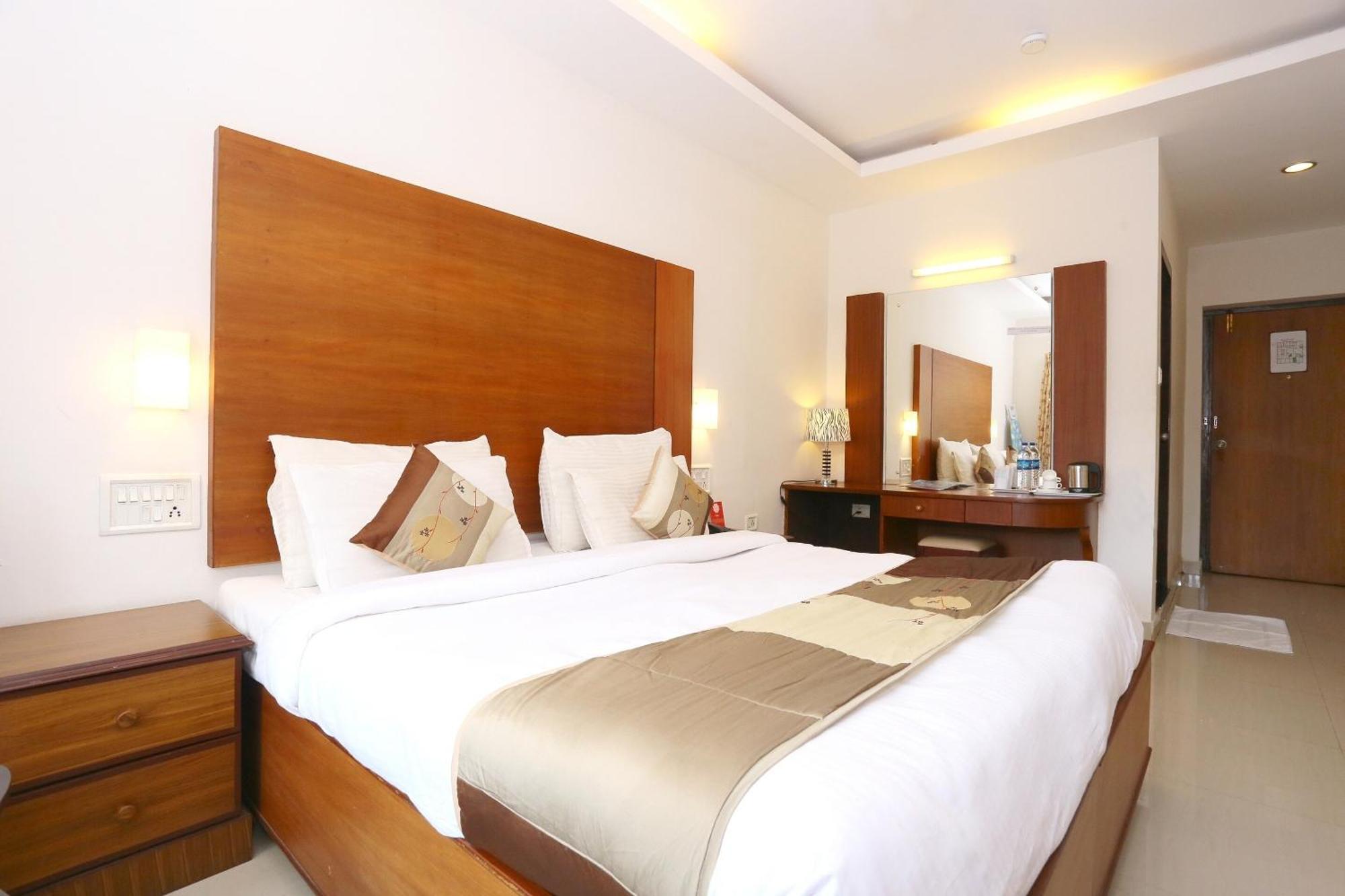 Super Townhouse Dona Castle Hotel Колам Екстериор снимка