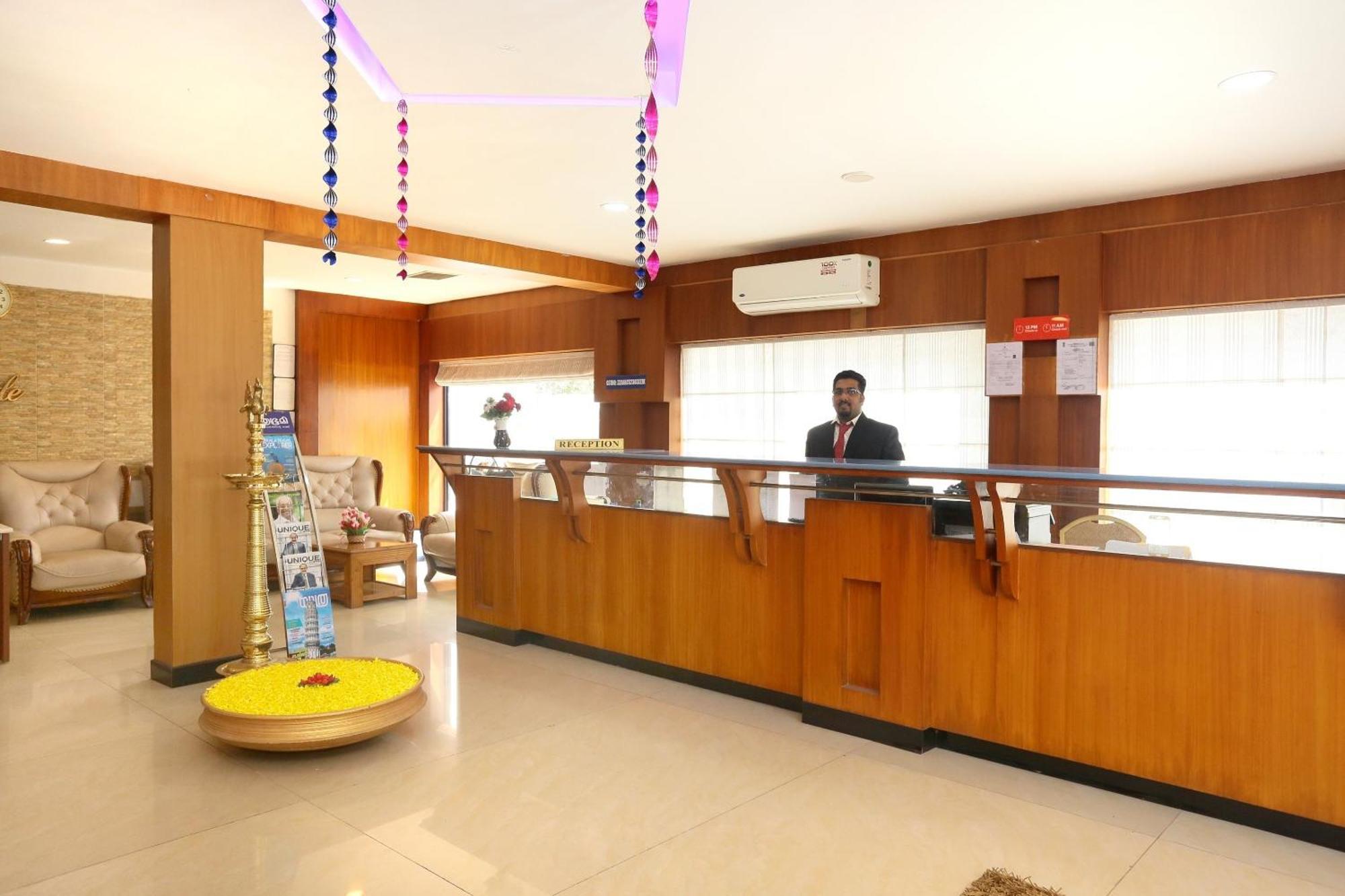 Super Townhouse Dona Castle Hotel Колам Екстериор снимка